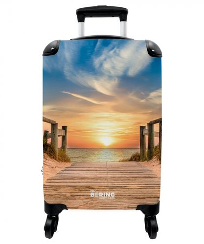 Strand pad bij zonsondergang