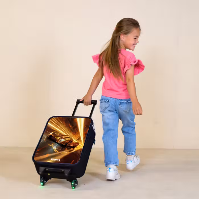 Kinderkoffer - Gouden raceauto in een tunnel