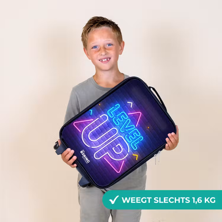 Kinderkoffer - Neonletters op een bakstenen muur — 2