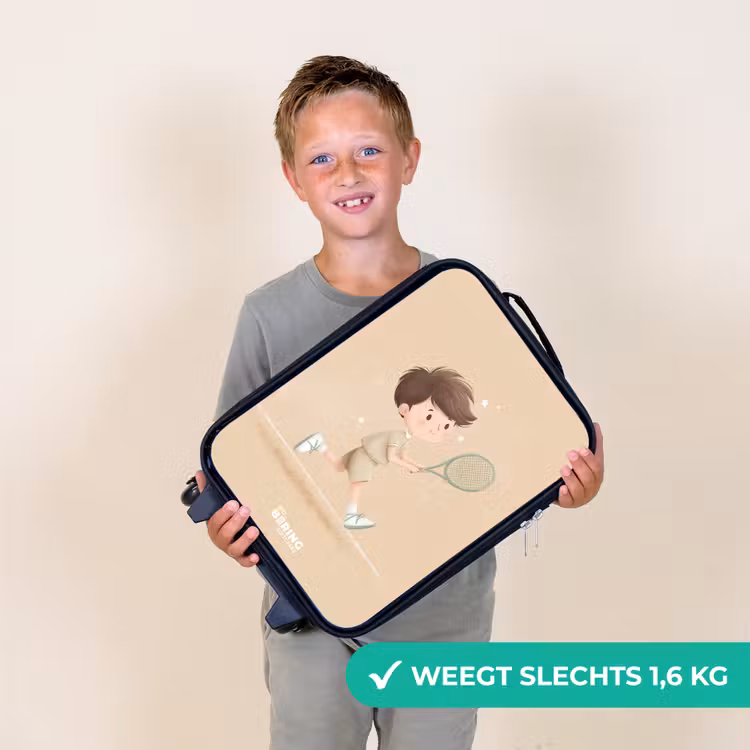 Kinderkoffer - Jongen speelt tennis op zandkleurige achtergrond — 2