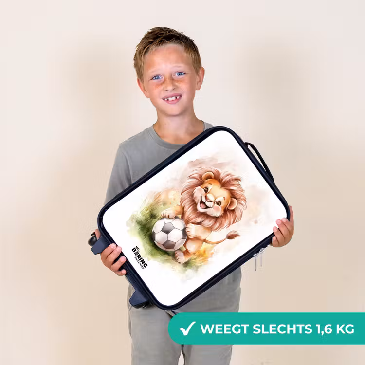 Kinderkoffer - Speelse leeuw met voetbal op grasveld — 2