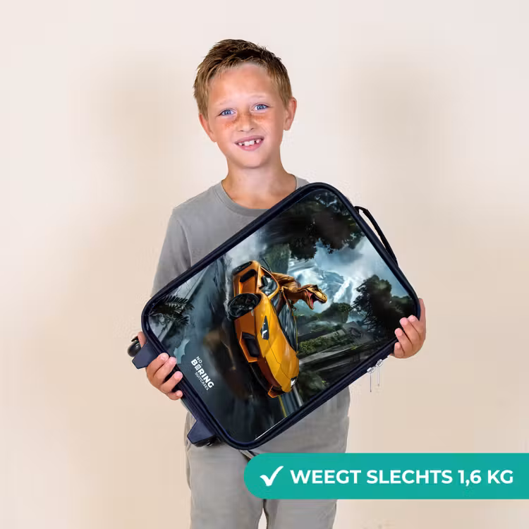 Kinderkoffer - T-Rex op oranje sportauto in regenachtig woud — 2