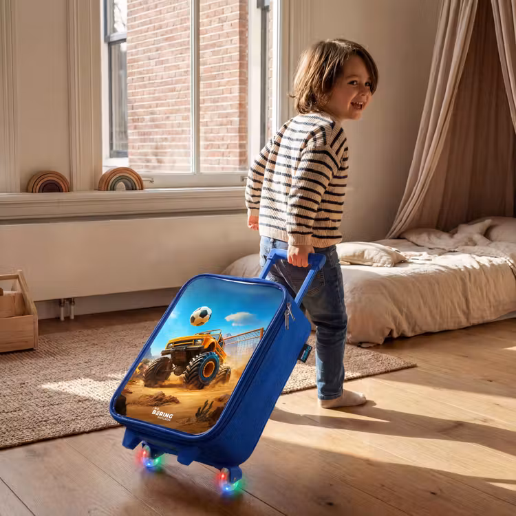 Kinderkoffer - Blauw - Monstertruck scoort goal in woestijnstadion — 3