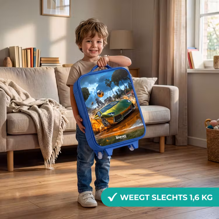 Kinderkoffer - Blauw - Sportauto knalt door voetbalveld met bal — 2
