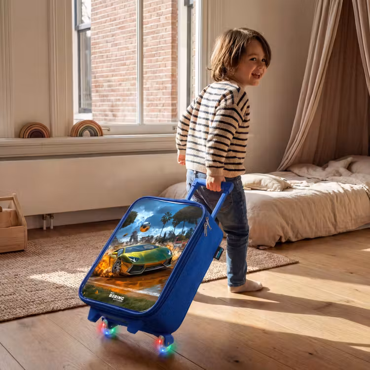 Kinderkoffer - Blauw - Sportauto knalt door voetbalveld met bal — 3