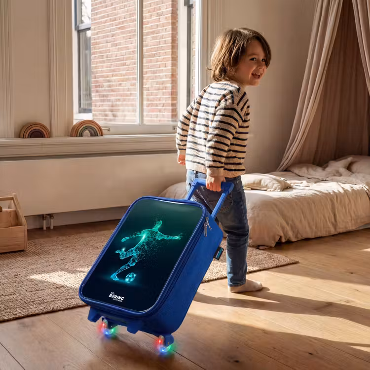 Kinderkoffer - Blauw - Voetballer trapt met kracht in digitale vorm — 3