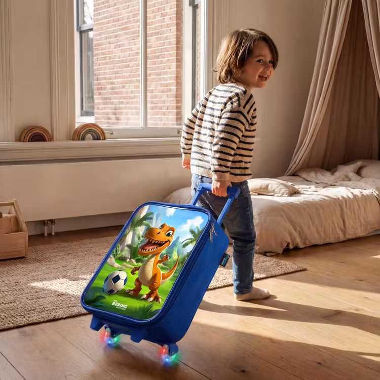 Kinderkoffer - Blauw - Dino met een voetbal in groen landschap — 3