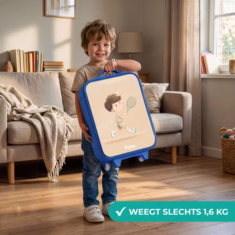 Kinderkoffer - Blauw - Jongen speelt tennis op zandkleurige achtergrond — 2