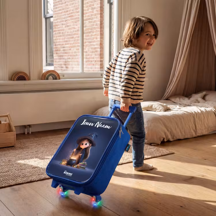 Kinderkoffer met naam - Blauw - Betoverend meisje met ketel — 3