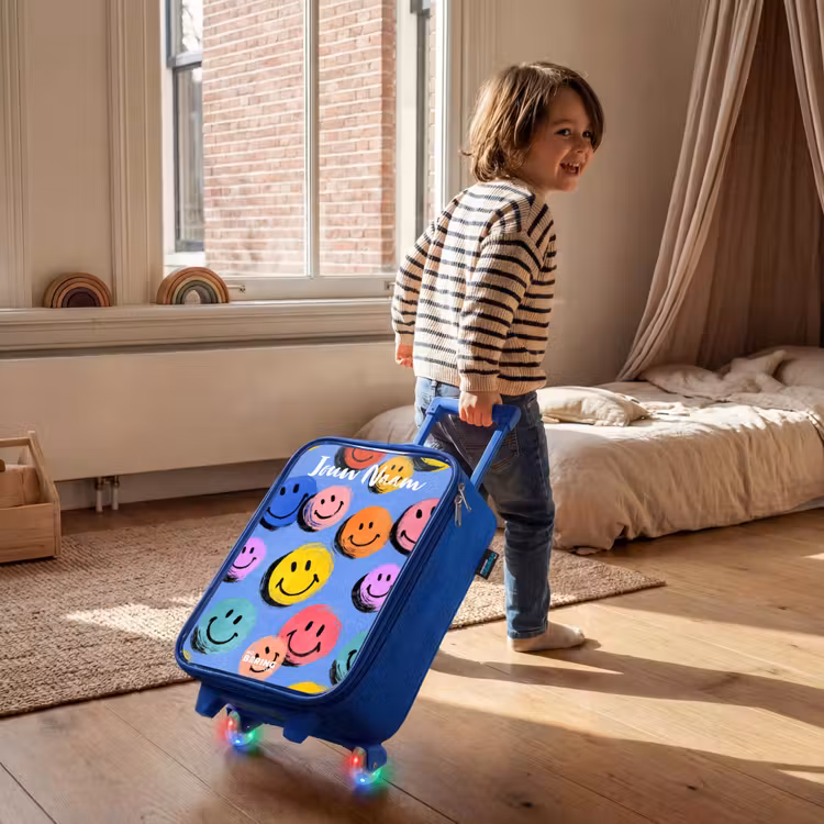 Kinderkoffer met naam - Blauw - Een speels en kunstzinnig patroon van kleurrijke smileys — 3