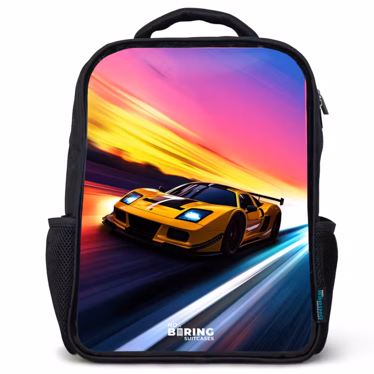 Kinderrugzak - Zwart - Gele raceauto bij kleurrijke zonsondergang — 1