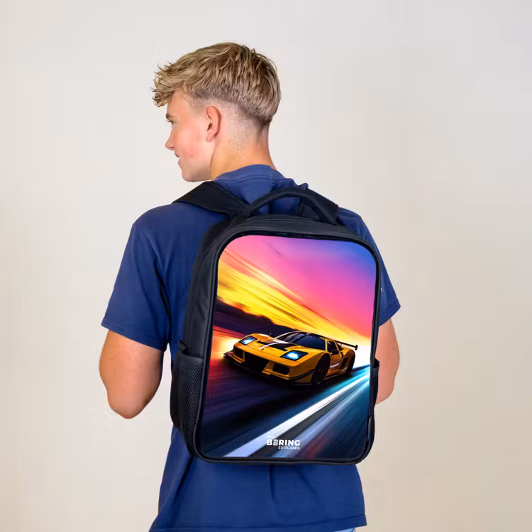 Kinderrugzak - Zwart - Gele raceauto bij kleurrijke zonsondergang — 6