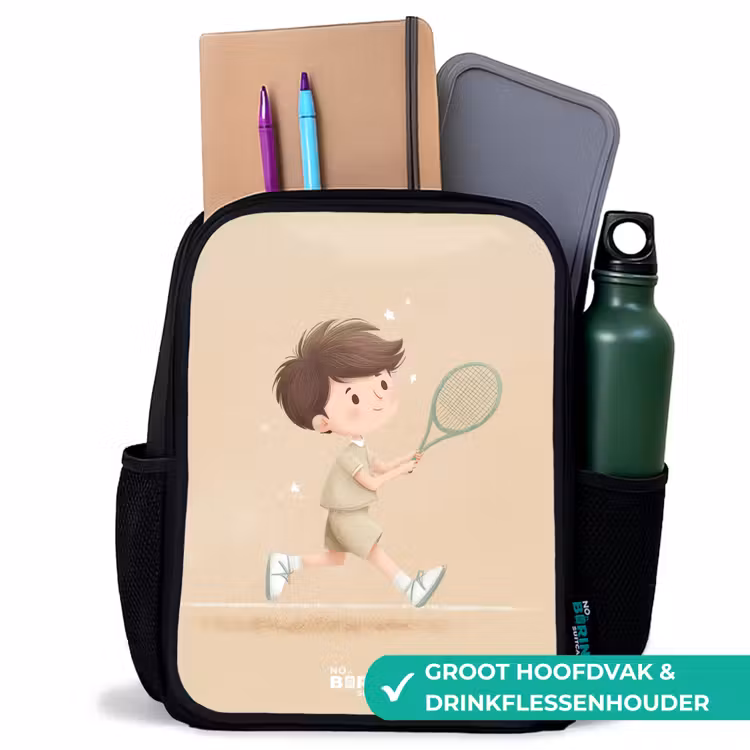 Kinderrugzak - Zwart - Jongen speelt tennis op zandkleurige achtergrond — 4