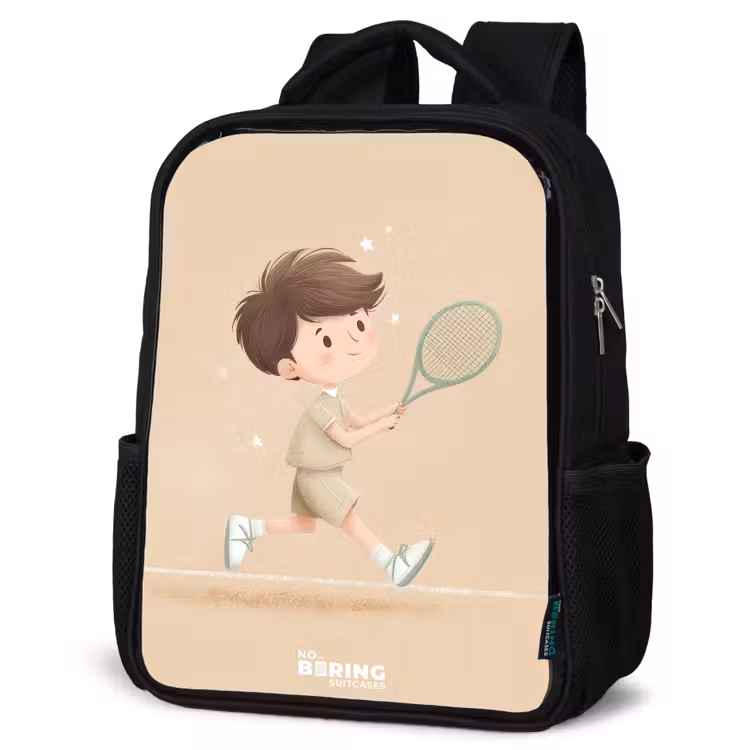 Kinderrugzak - Zwart - Jongen speelt tennis op zandkleurige achtergrond — 7