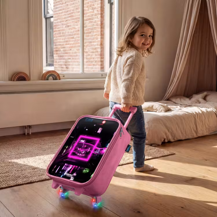 Kinderkoffer - Roze - Felroze vierkant boven een natte straat — 3