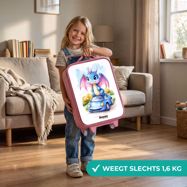 Kinderkoffer - Roze - Baby draak op blauwe auto in bosrijk landschap — 2