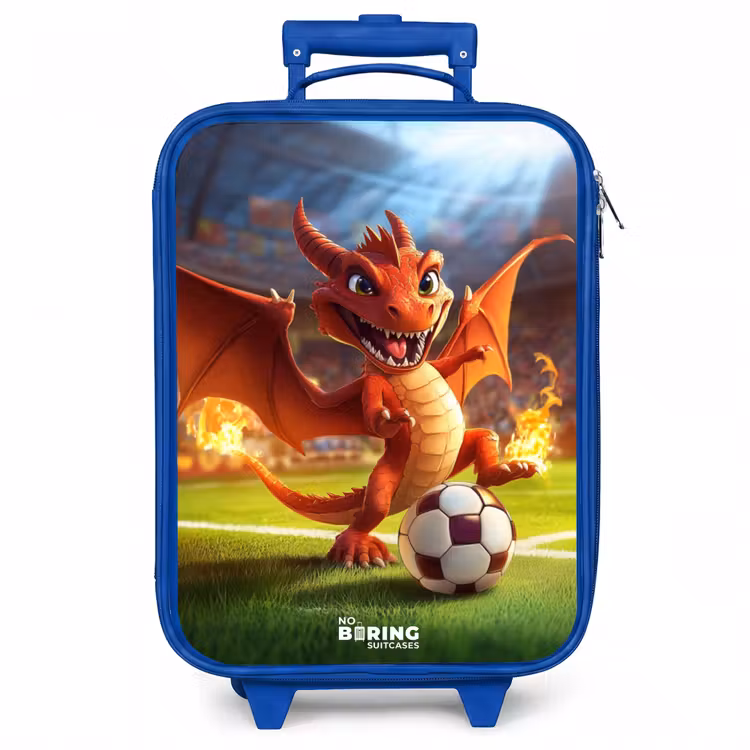 Kinderkoffer - Blauw - Rode draak voetbalt in zonnig stadion — 1