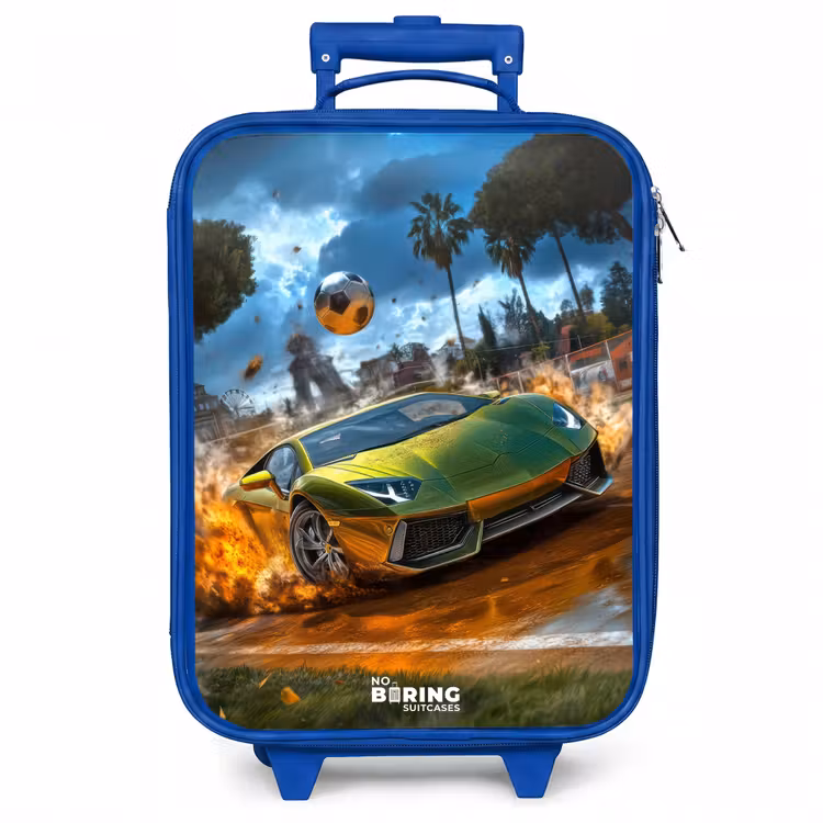 Kinderkoffer - Blauw - Sportauto knalt door voetbalveld met bal — 1