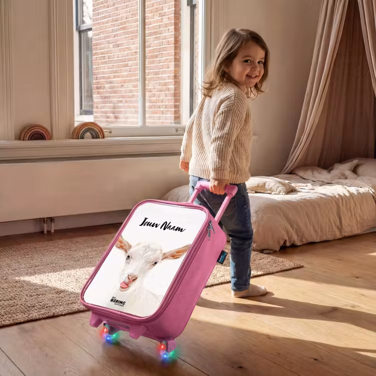 Kinderkoffer met naam - Roze - Geit die z'n Tong Uitsteekt — 3
