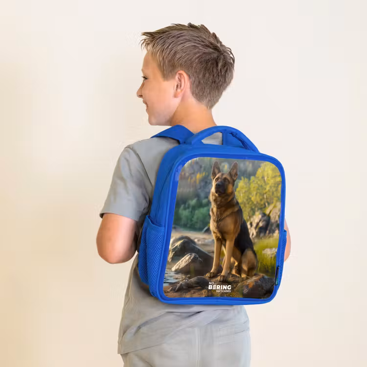Kinderrugzak - Blauw - Wakende herdershond op de rotsen — 3