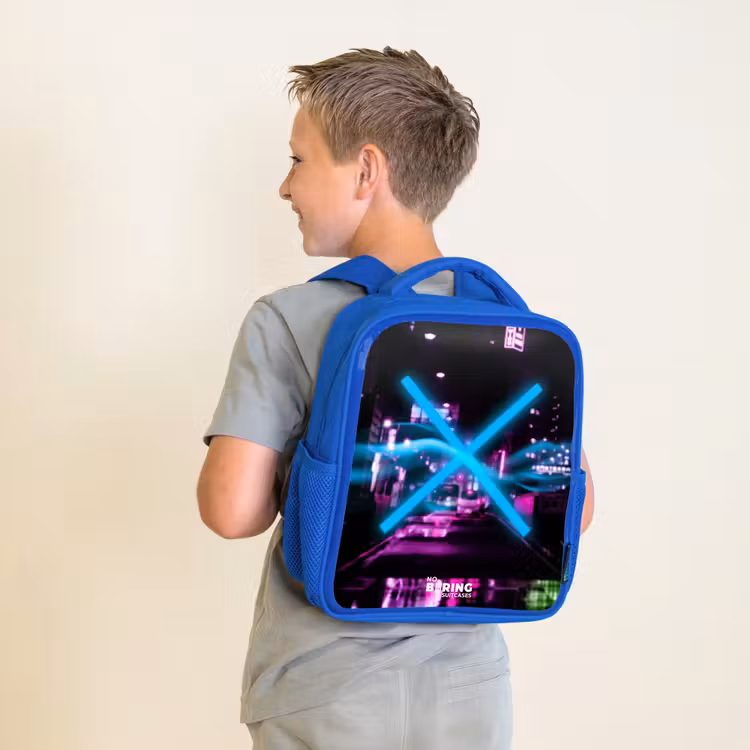 Kinderrugzak - Blauw - Felblauw kruis boven een nachtelijke straat — 3