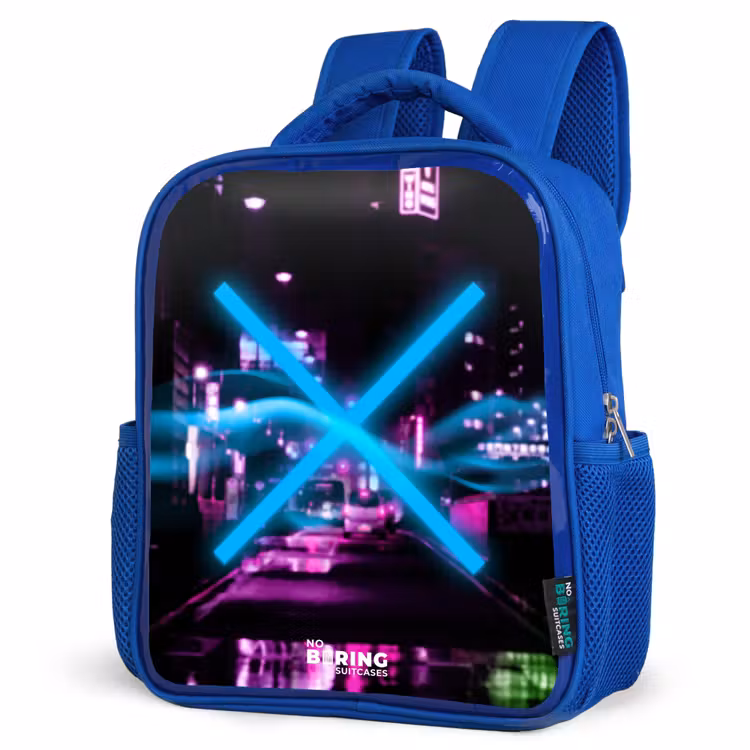 Kinderrugzak - Blauw - Felblauw kruis boven een nachtelijke straat — 9