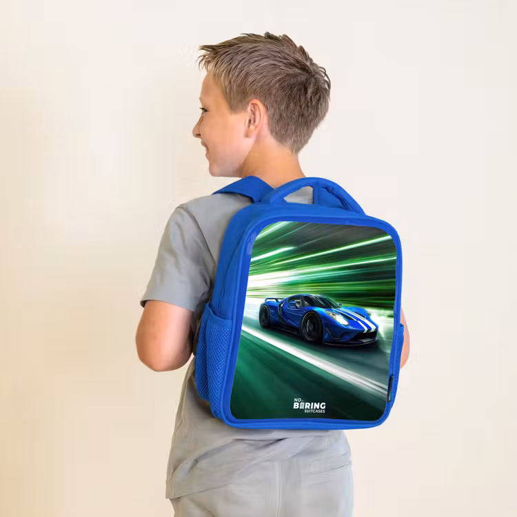 Kinderrugzak - Blauw - Blauwe raceauto met strepen in groene tunnel — 3