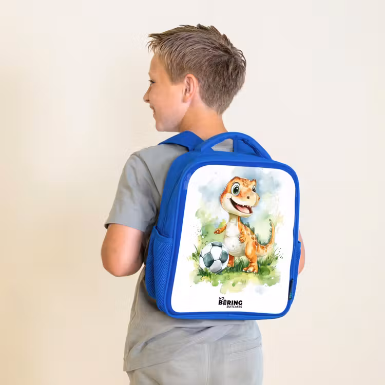 Kinderrugzak - Blauw - Dino met voetbal in kleurrijk veld — 3