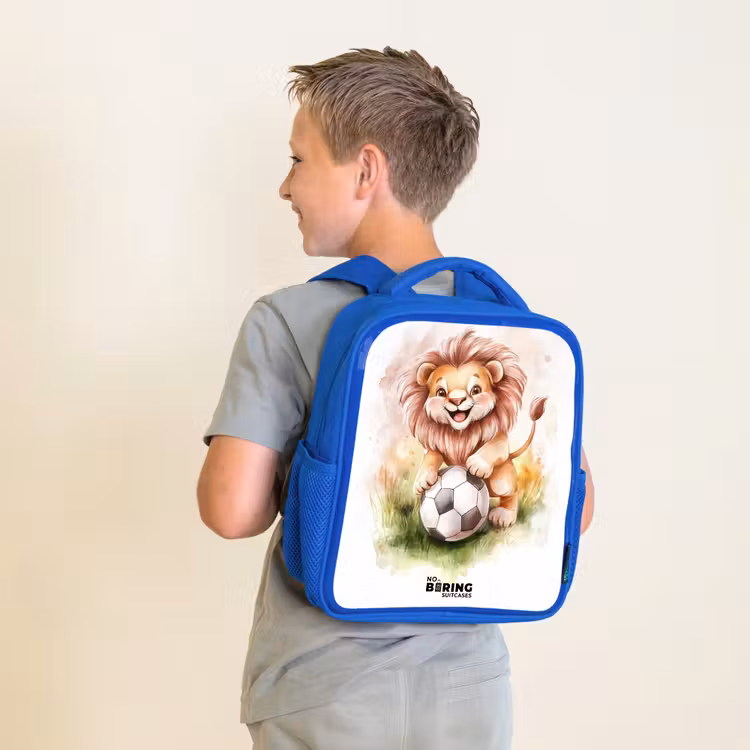 Kinderrugzak - Blauw - Speelse leeuw met voetbal op grasveld — 3