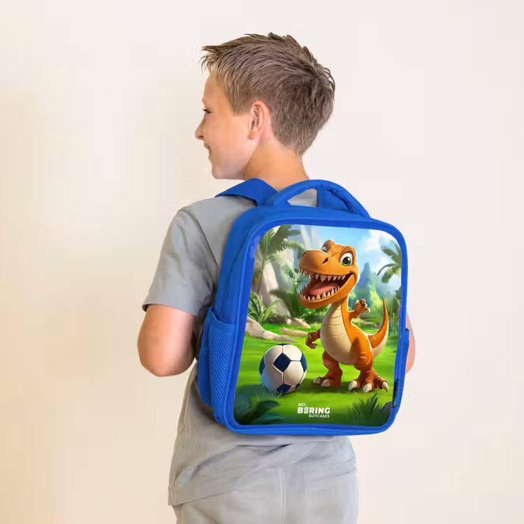 Kinderrugzak - Blauw - Dino met een voetbal in groen landschap — 3