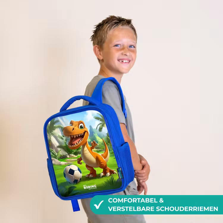 Kinderrugzak - Blauw - Dino met een voetbal in groen landschap — 4