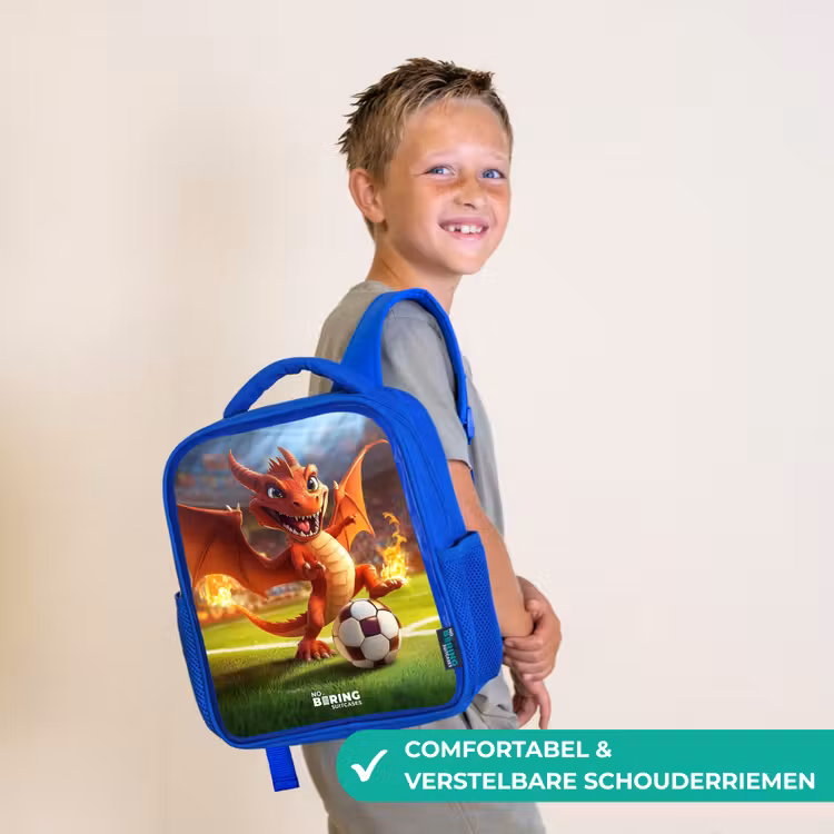 Kinderrugzak - Blauw - Rode draak voetbalt in zonnig stadion — 4