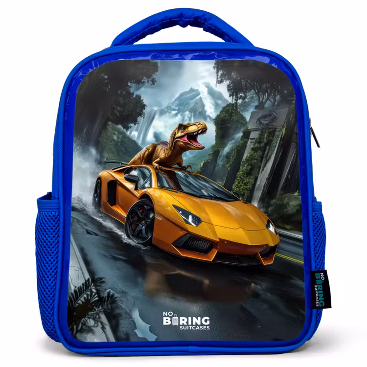 Kinderrugzak - Blauw - T-Rex op oranje sportauto in regenachtig woud — 1