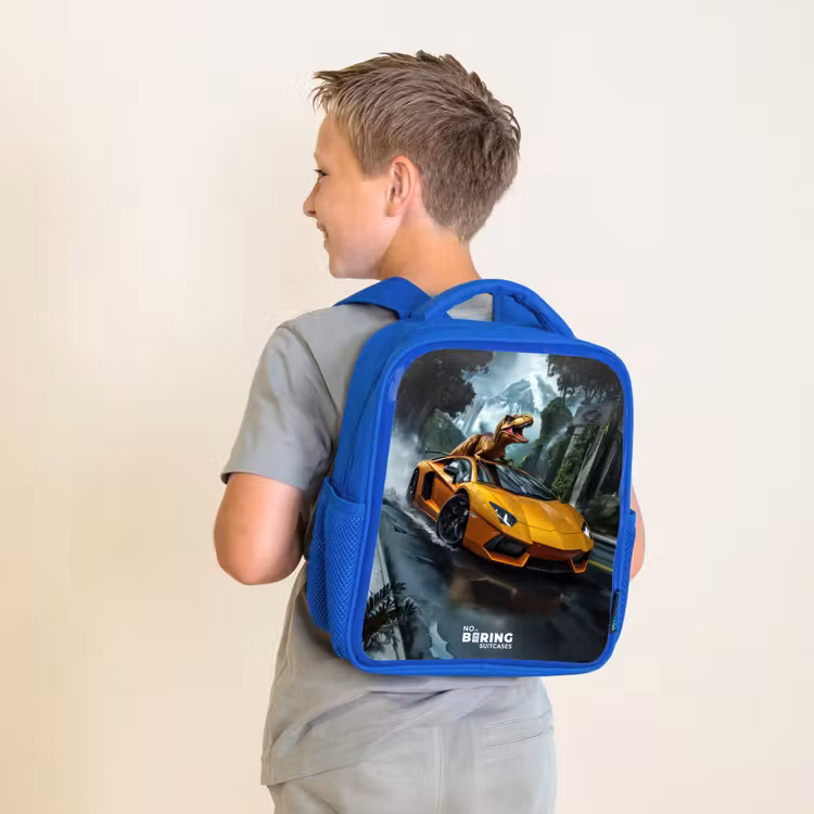 Kinderrugzak - Blauw - T-Rex op oranje sportauto in regenachtig woud — 3
