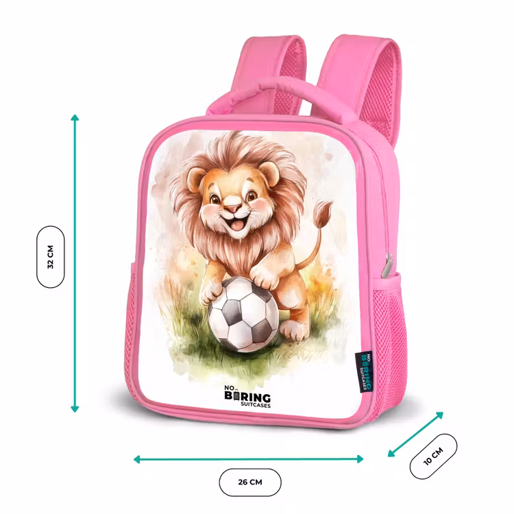 Kinderrugzak - Roze - Speelse leeuw met voetbal op grasveld — 3